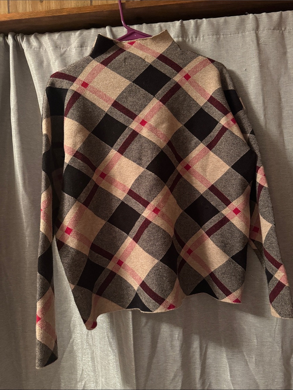 SIZE X-L FITS LIKE A LARGE. Runs on the smaller side - Picture 2 of 3